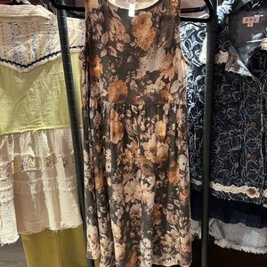 NWT Emerald Sleeveless Floral Babydoll Dress - Neutral Tones